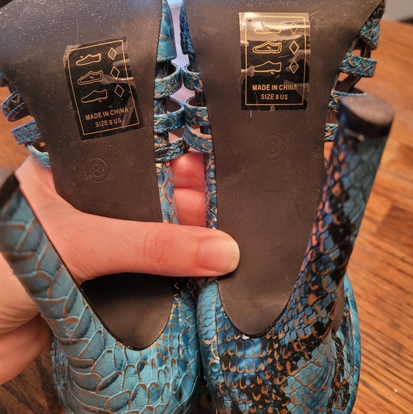 EUC Scene Teal blue heels with Gold accents size 8 - Picture 4 of 4